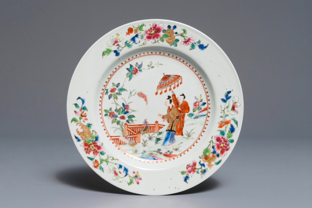 A Chinese famille rose Pronk-style 'Dames au parasol' plate, Qianlong