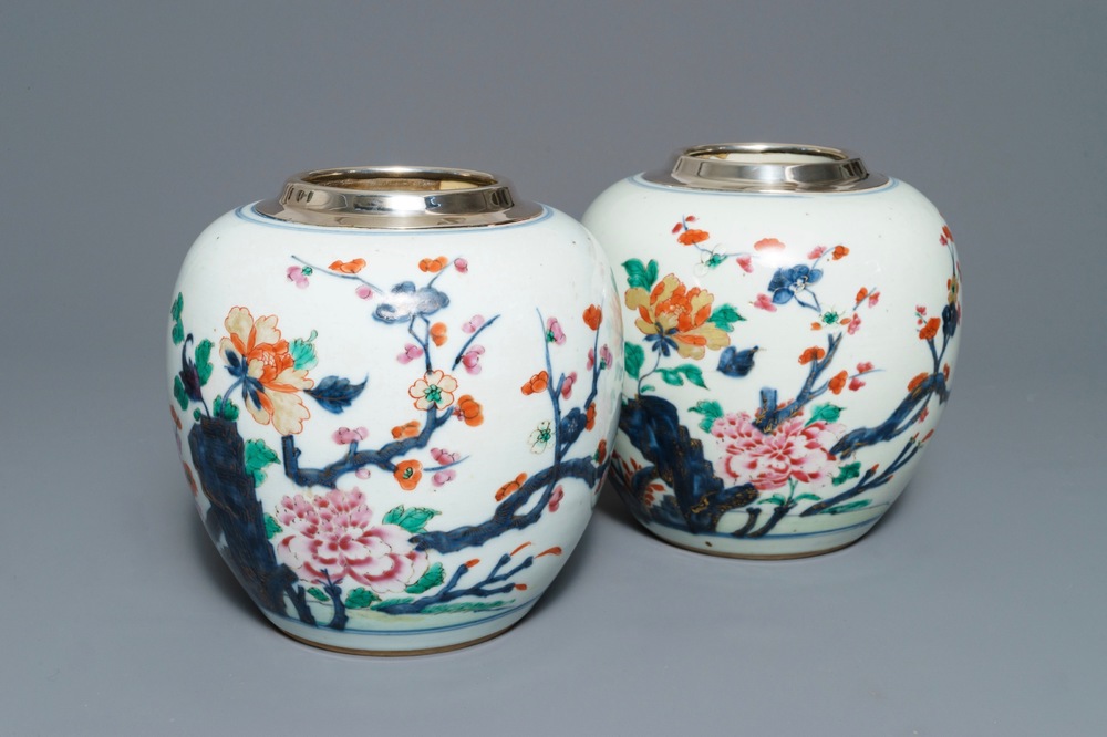 Een paar Chinese rose-Imari potten met floraal decor en zilveren montuur, Qianlong