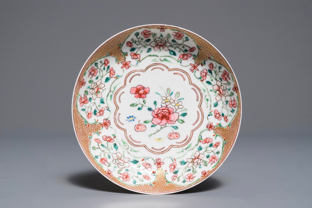 Une coupe en porcelaine de Chine coquille d'oeuf &agrave; d&eacute;cor floral, Yongzheng