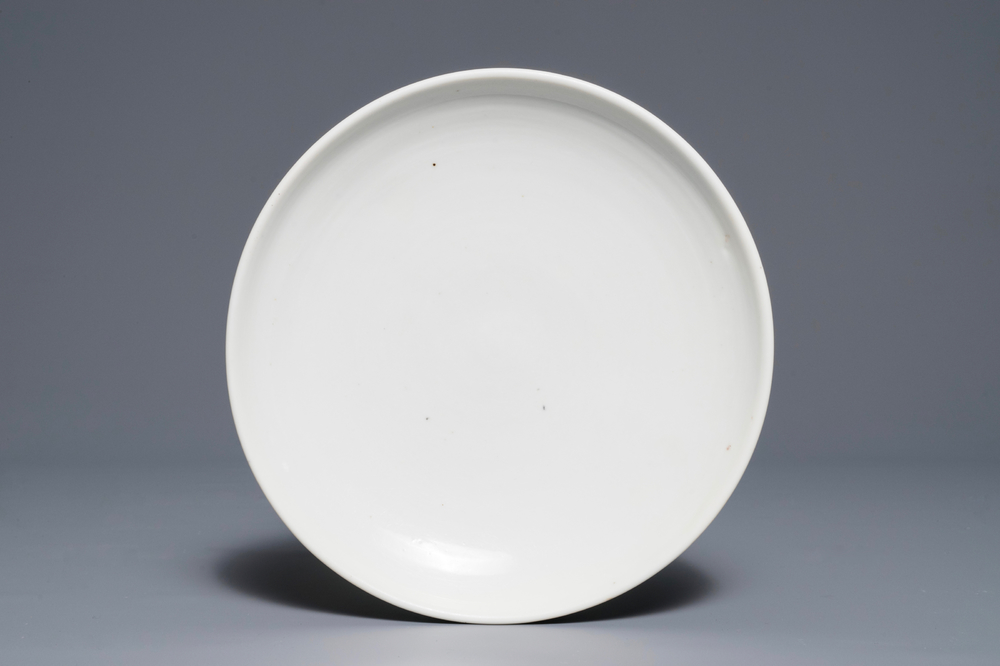 Un plat en porcelaine blanc de Chine de Dehua, Ming