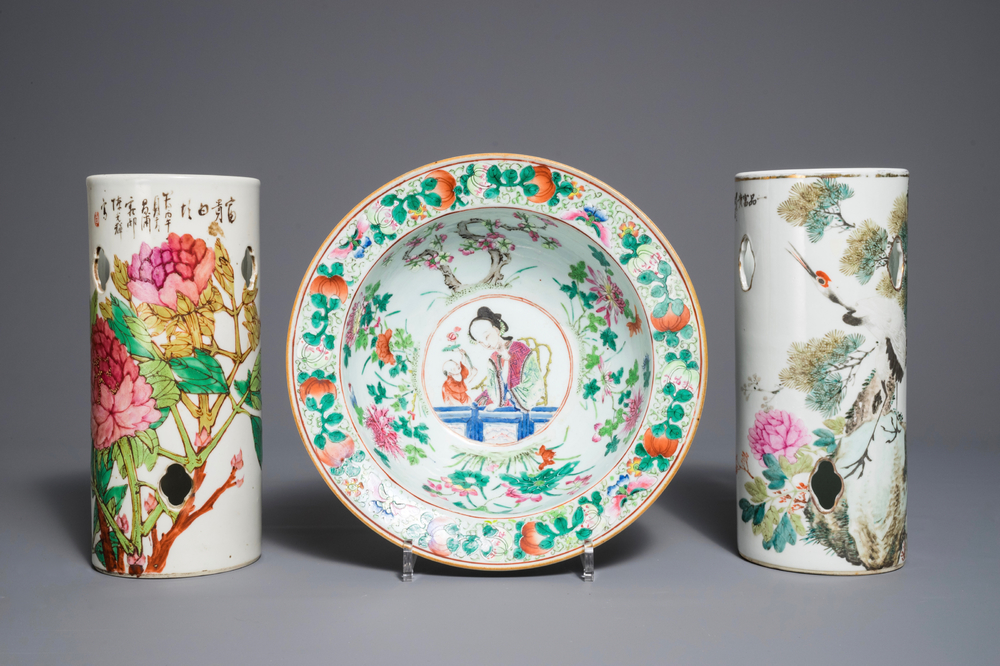 Two Chinese qianjiang cai hat stands and a famille rose bowl, 19/20th C.