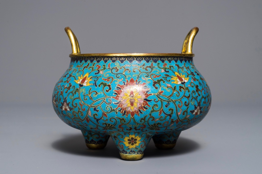 Een Chinese cloisonn&eacute; wierookbrander, Qianlong merk, 18/19e eeuw