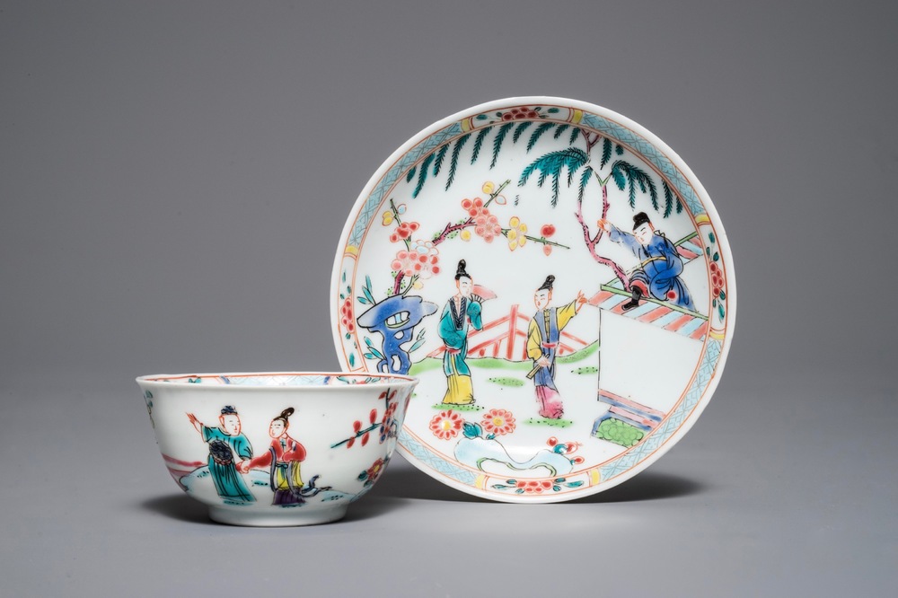 Een Chinese famille rose 'Romance of the Western chamber' kop en schotel, Yongzheng/Qianlong