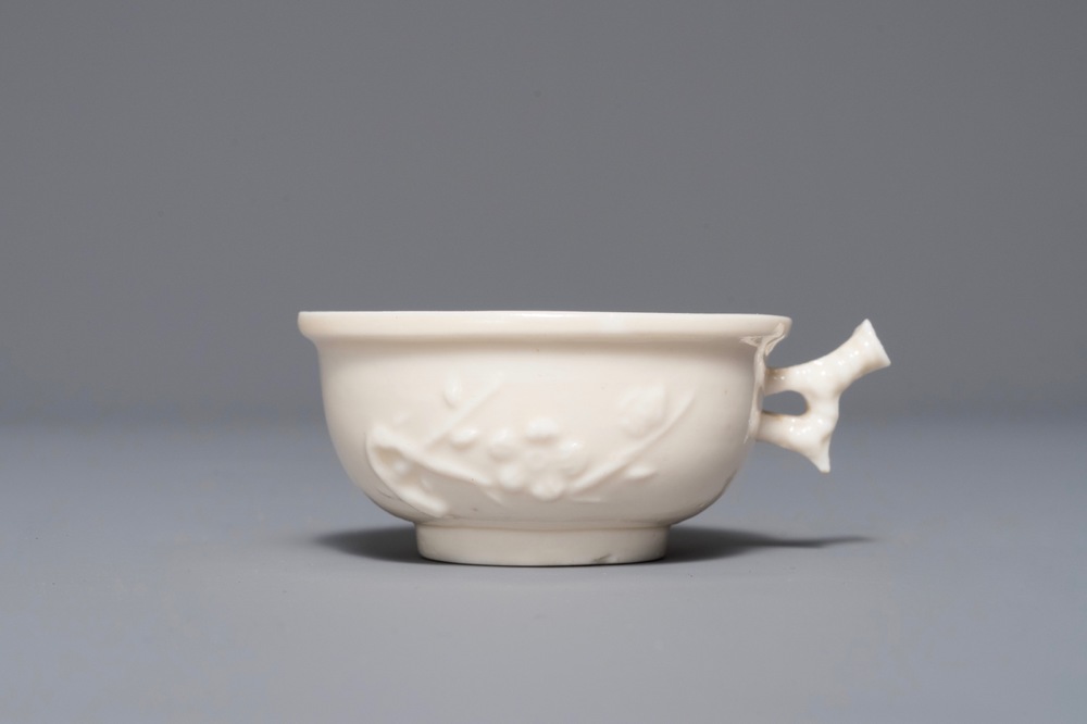 Un bol &agrave; d&eacute;cor appliqu&eacute; en porcelaine blanc de Chine de Dehua, marque en creux, Kangxi