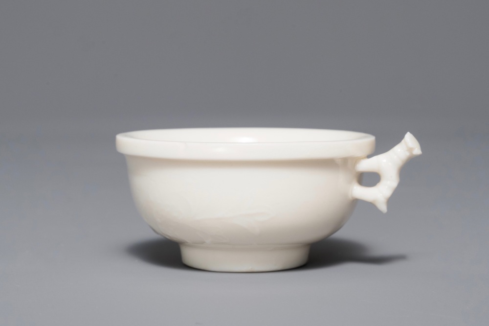 Un bol &agrave; d&eacute;cor appliqu&eacute; en porcelaine blanc de Chine de Dehua, Kangxi