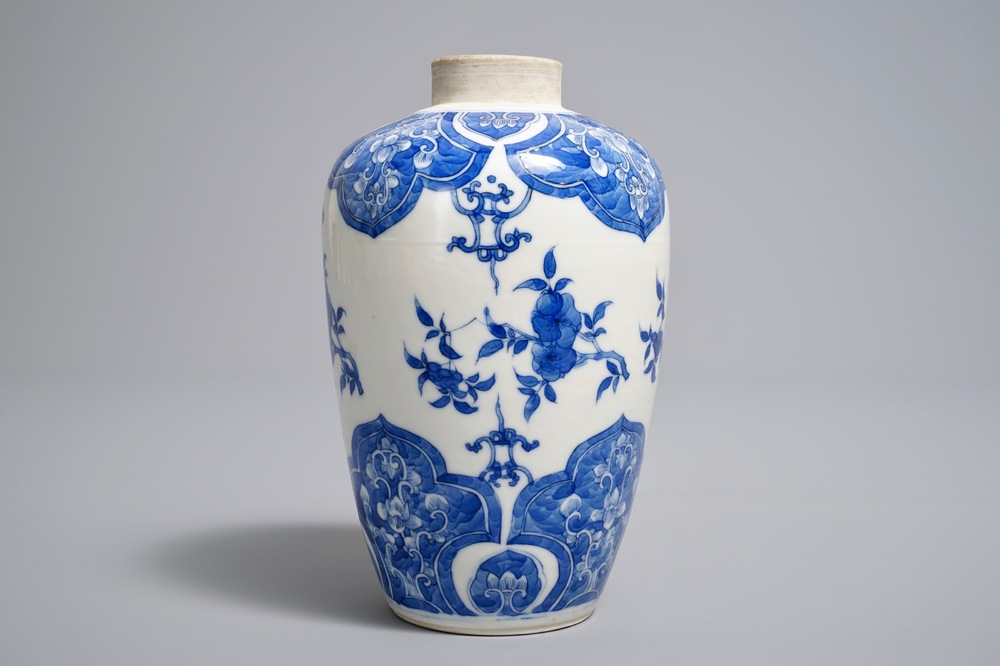 Un vase en porcelaine de Chine bleu et blanc &agrave; d&eacute;cor floral, 18/19&egrave;me
