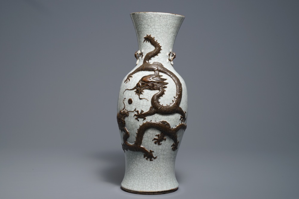 Een Chinese Nanking craquel&eacute; vaas met reli&euml;fdecor van draken, 19e eeuw