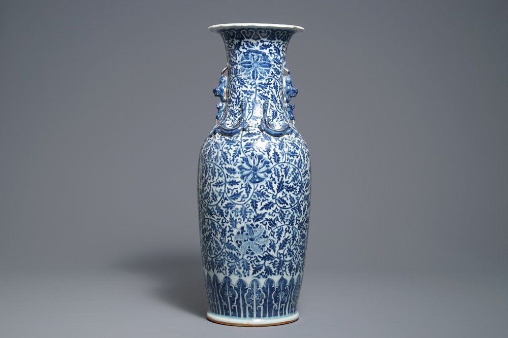 Un vase en porcelaine de Chine bleu et blanc aux rinceaux de lotus, 19&egrave;me