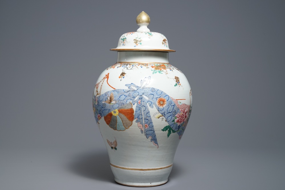 Un grand vase couvert en porcelaine de Chine famille rose, Yongzheng/Qianlong