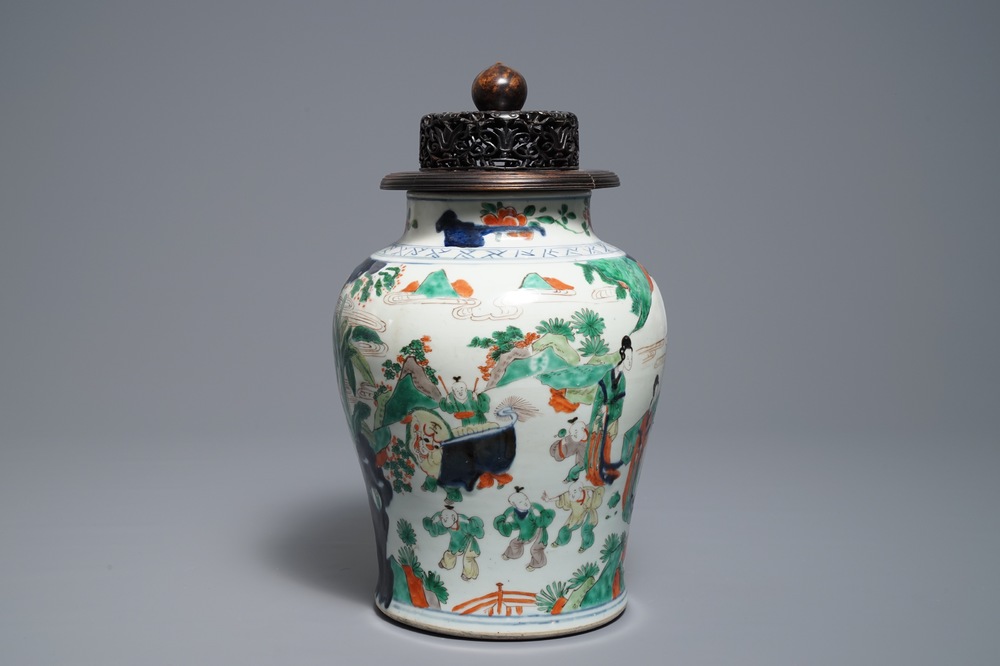Un vase en porcelaine de Chine wucai &agrave; d&eacute;cor de gar&ccedil;ons jouants, &eacute;poque Transition