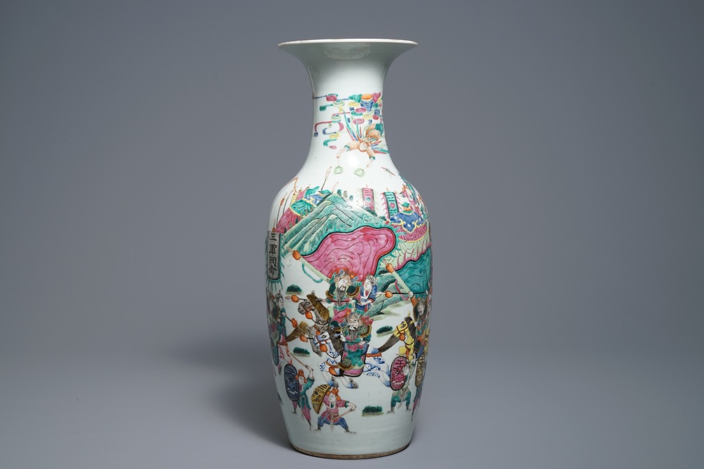 Un vase en porcelaine de Chine famille rose, marque de Kangxi, 19&egrave;me