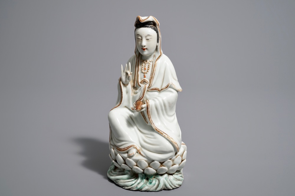 Een Chinese figuur van Guanyin op lotustroon, Republiek, 20e eeuw