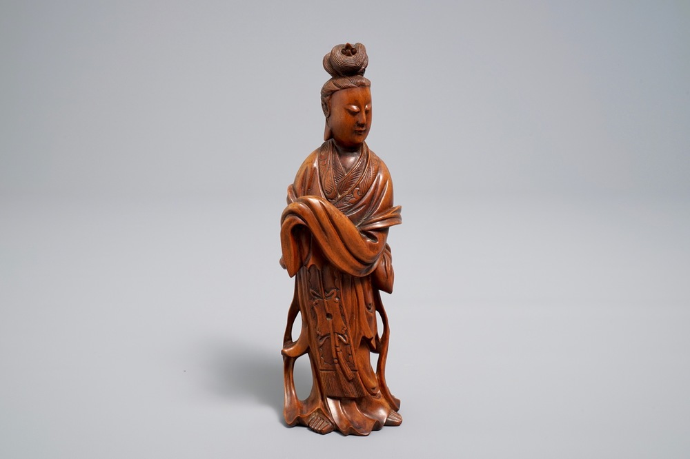 Un mod&egrave;le de Guanyin debout en bois sculpt&eacute;, Chine, 19&egrave;me