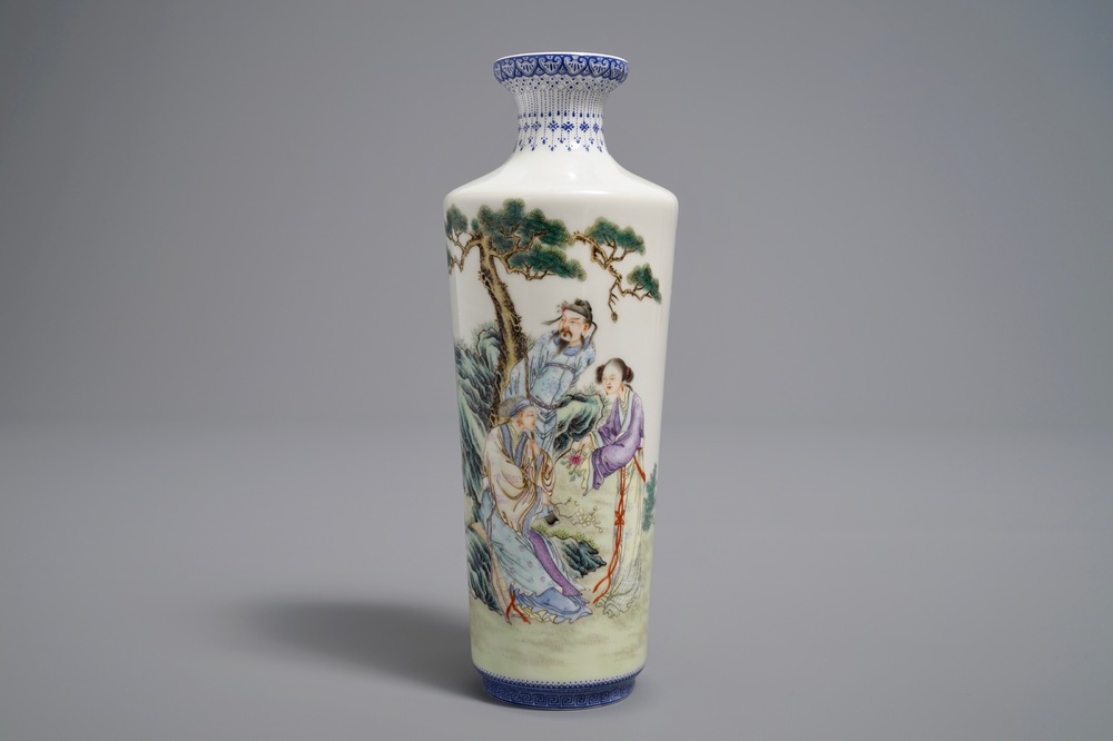 Un vase de forme rouleau en porcelaine de Chine famille rose coquille d'oeuf, marque de Qianlong, 20&egrave;me