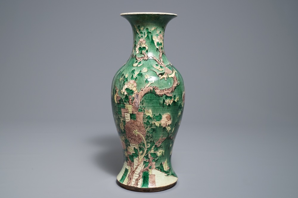 Een Chinese famille verte vaas met vogels op bloesemtakken, 19e eeuw