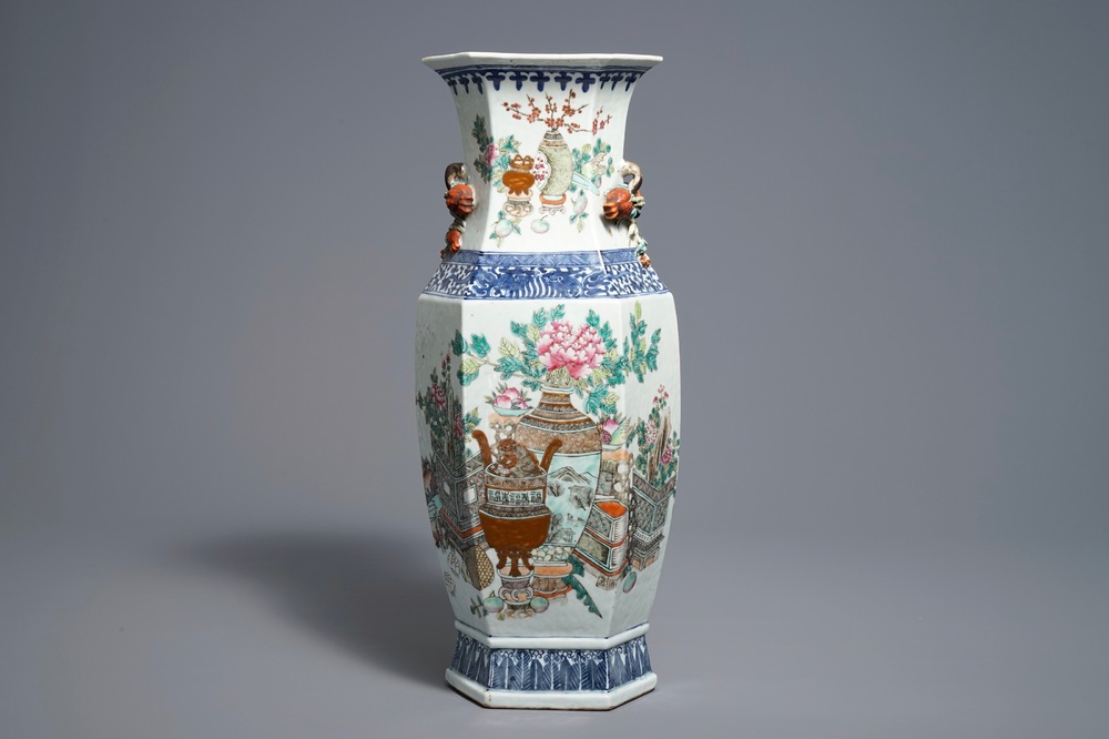 Un vase de forme hexagonale en porcelaine de Chine qianjiang cai, 19/20&egrave;me