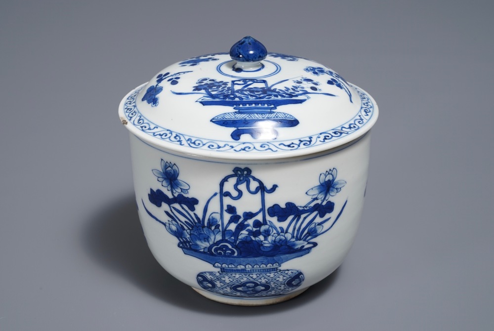 Un bol couvert en porcelaine de Chine bleu et blanc &agrave; d&eacute;cor de paniers fleuris, Kangxi