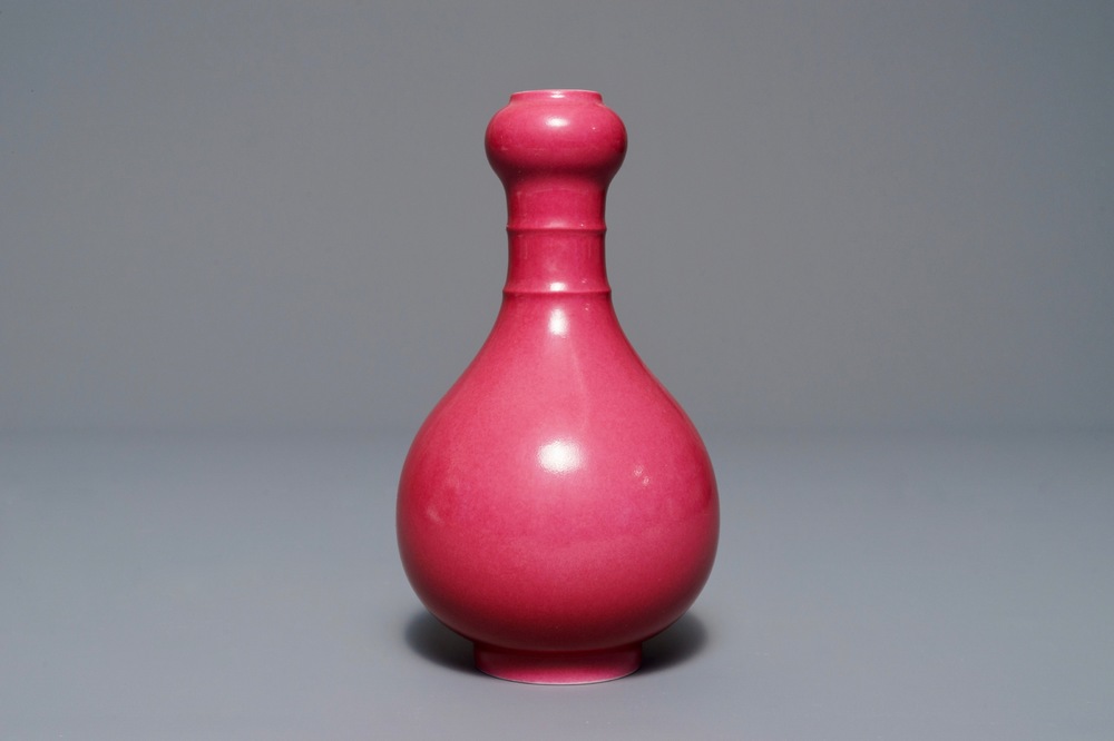 Een Chinese monochrome roze vaas, Yongzheng merk, 19/20e eeuw