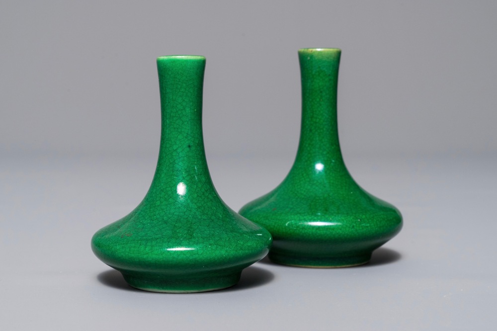 Une paire de vases miniatures en porcelaine de Chine vert monochrome, Kangxi
