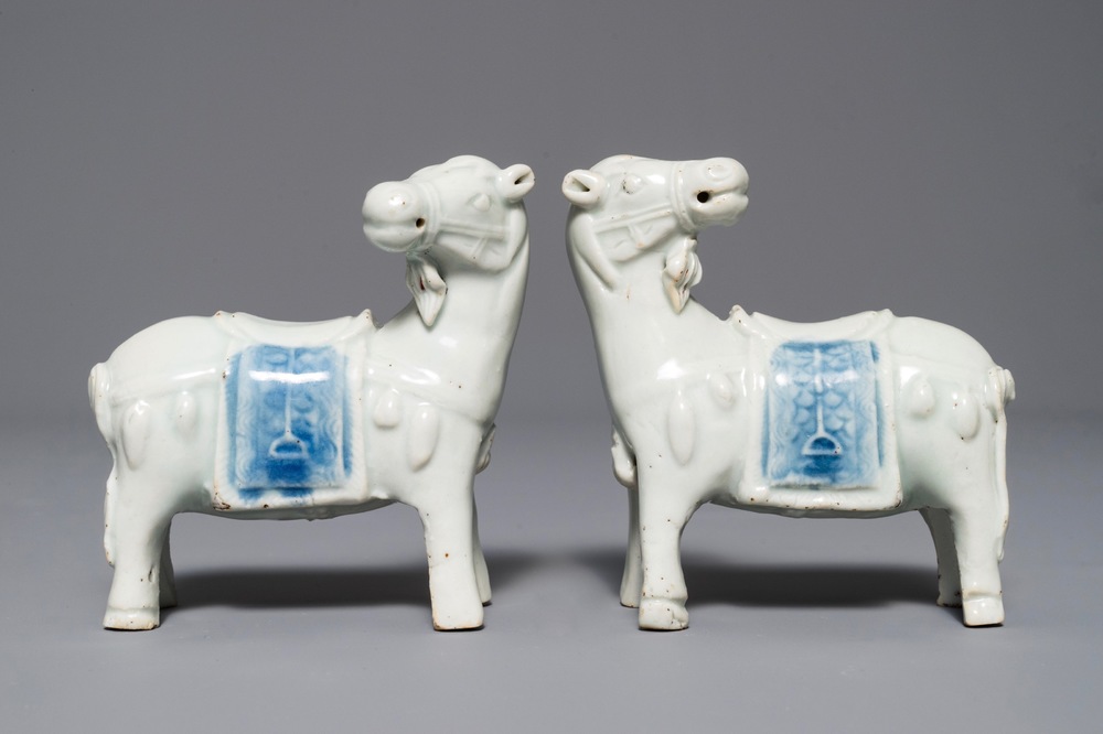 Une paire de mod&egrave;les de chevaux en porcelaine de Chine bleu et blanc, Qianlong