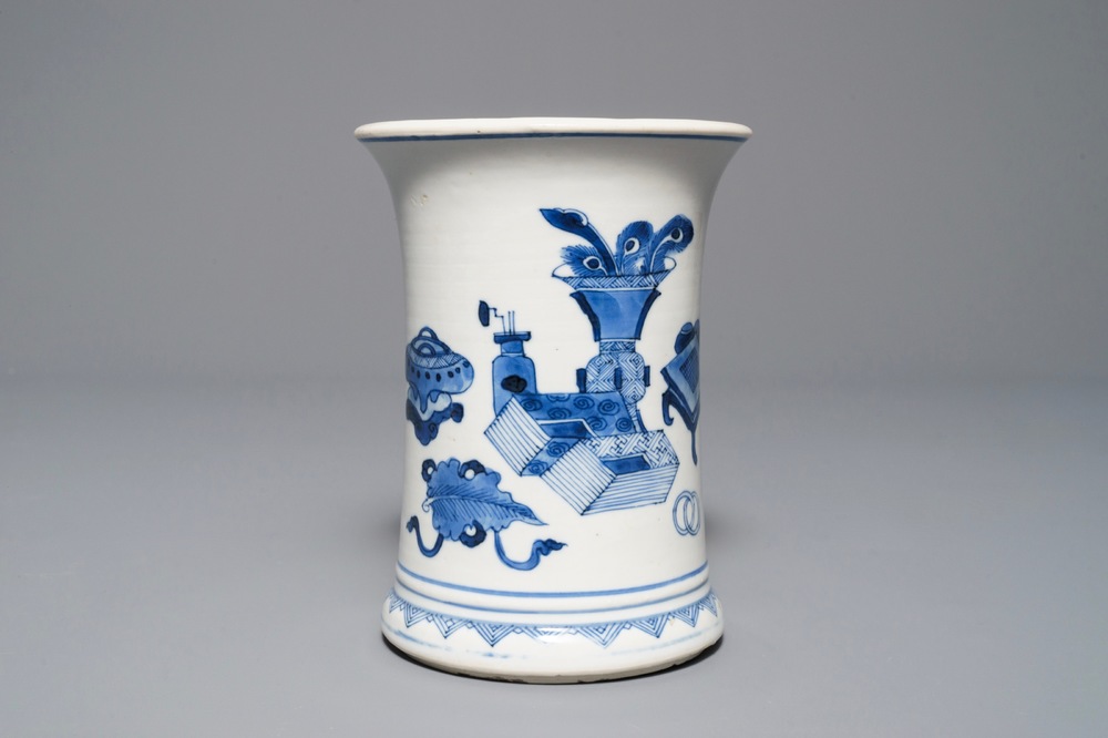 Een Chinese blauwwitte penselenbeker met decor van antiquiteiten, Kangxi