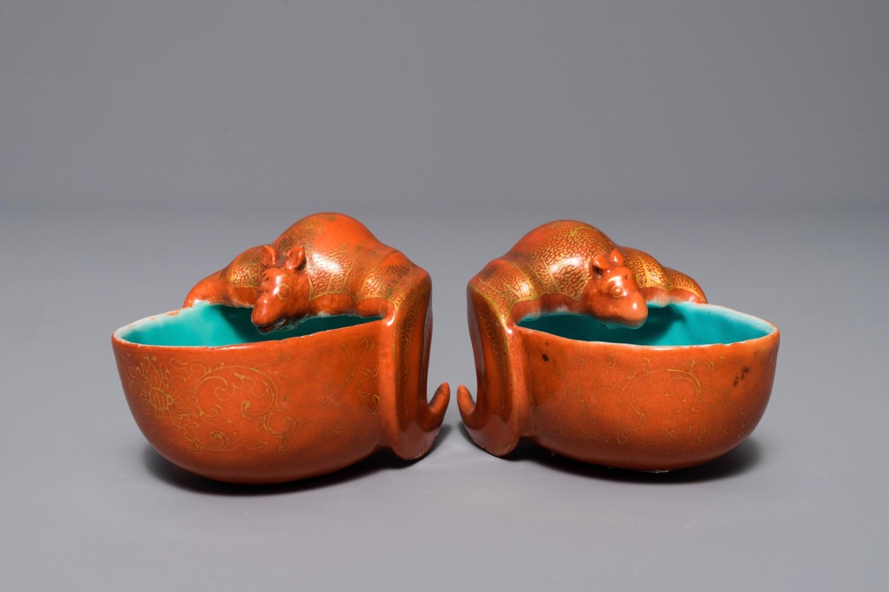 Une paire de lave-pinceaux en forme de chauve-souris en porcelaine de Chine, 18/19&egrave;me