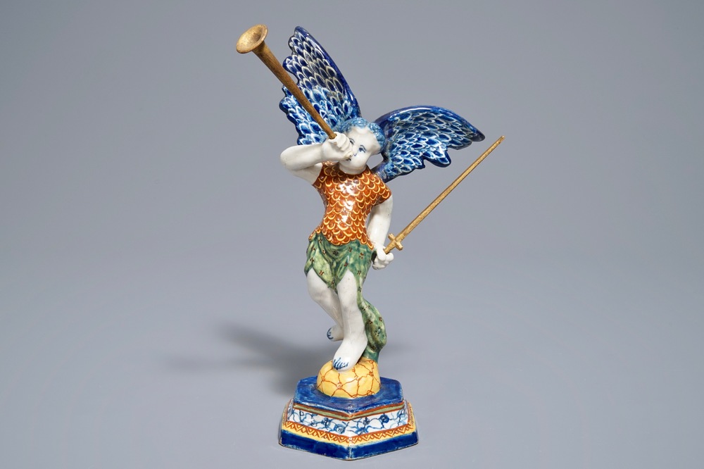 Un mod&egrave;le all&eacute;gorique de l'ange de la Renomm&eacute;e en fa&iuml;ence polychrome de Delft, 18&egrave;me