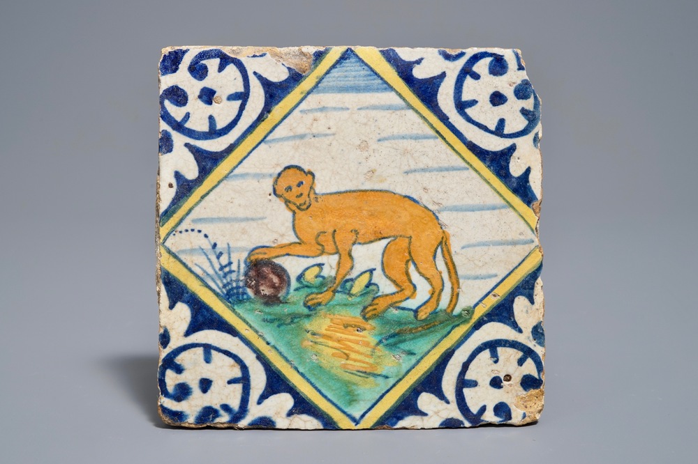 Un carreau en majolique polychrome de type Delft &agrave; d&eacute;cor d'un singe, 16/17&egrave;me