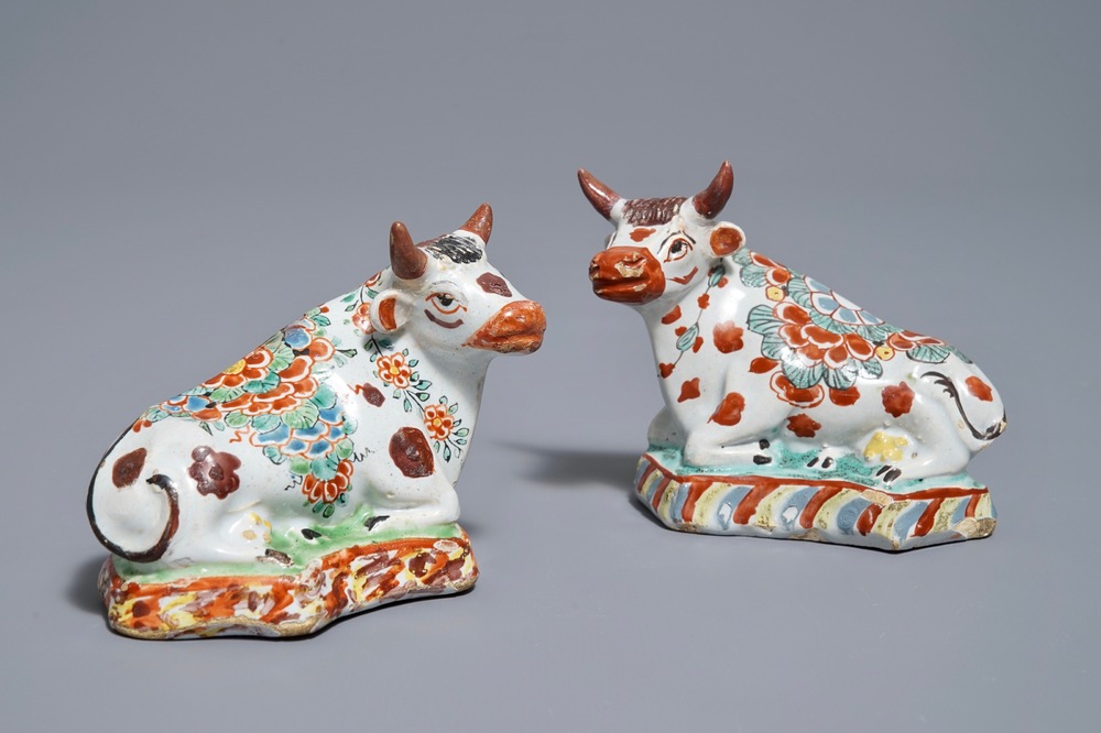 Een paar polychrome Delftse petit feu koeien op basis, 18e eeuw