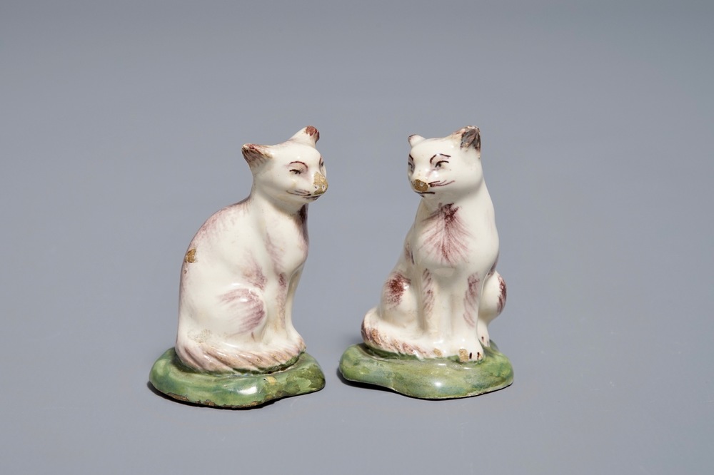 Une paire de miniatures de chats en fa&iuml;ence polychrome de Delft, 18&egrave;me