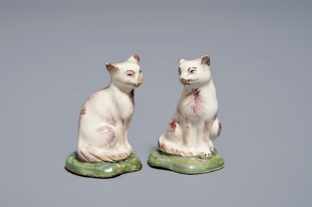 A pair of polychrome Dutch Delft miniatures of cats, 18th C.