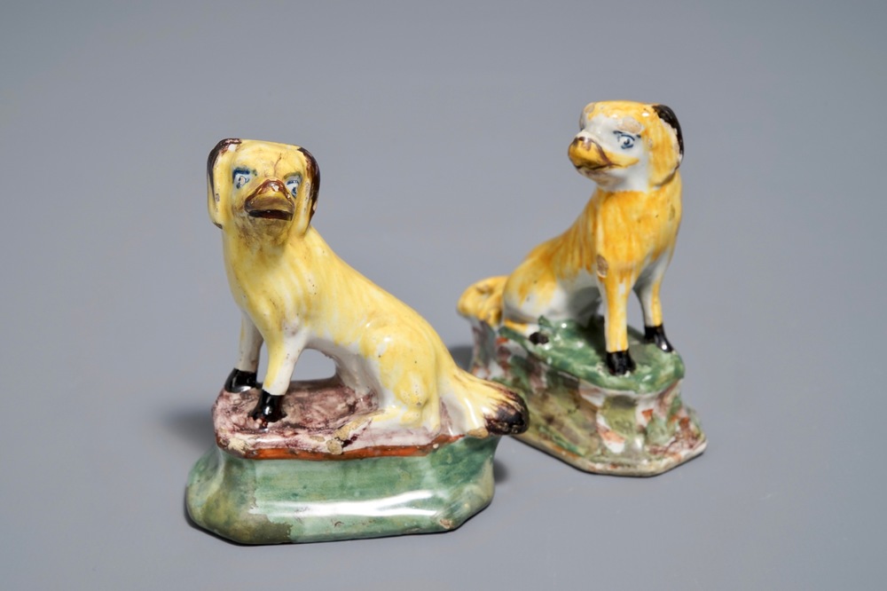 Une paire de miniatures de chiens en fa&iuml;ence polychrome de Delft, 18&egrave;me