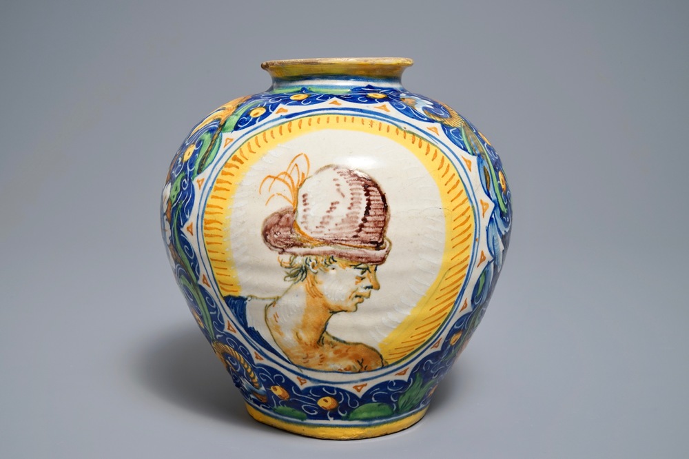 Een apothekerspot of 'vaso a palla' in Italiaanse majolica, Veneti&euml;, 2e helft 16e eeuw