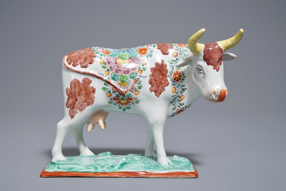 Une vache sur base rectangulaire en fa&iuml;ence de Delft petit feu, 18&egrave;me