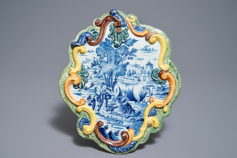 Een polychrome Delftse plaquette met decor van melkdrinkers, 18e eeuw