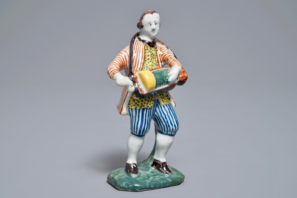 Een polychrome Delftse figuur van een draailierspeler, 18e eeuw