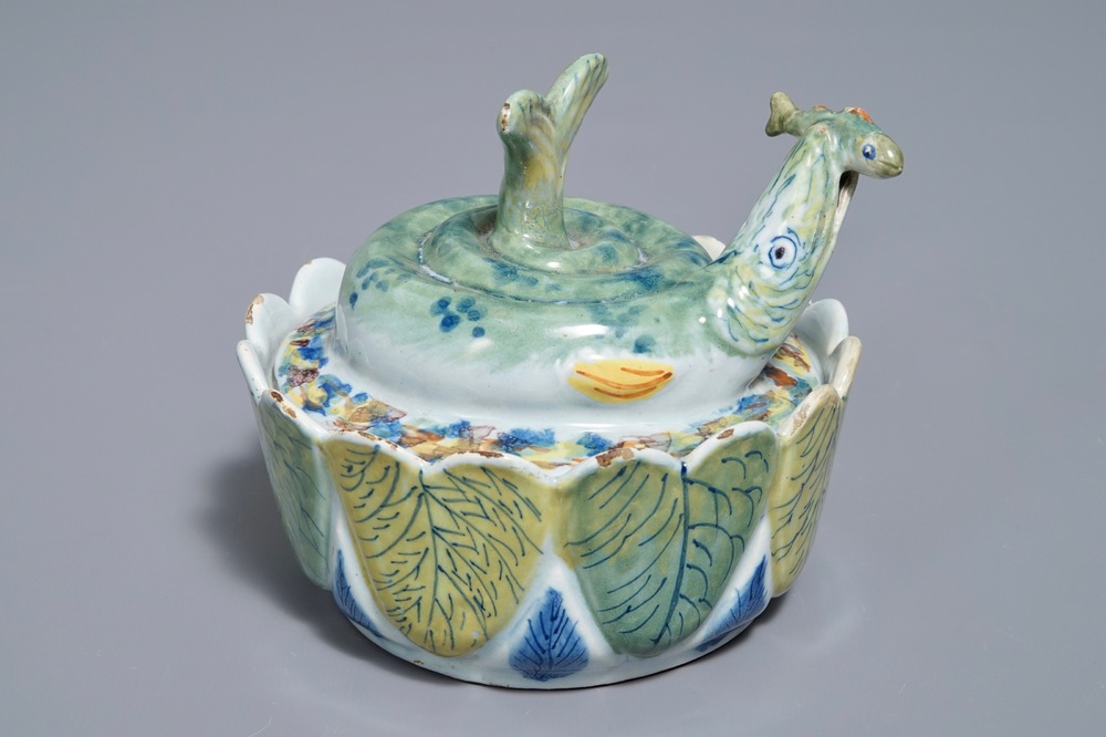 Un beurrier en forme de brochet en fa&iuml;ence polychrome de Delft, 18&egrave;me