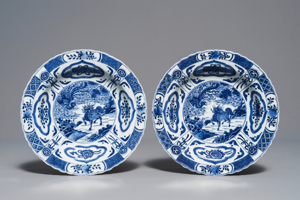 Een paar blauwwitte diepe borden met qilins en feniksen, 18/19e eeuw