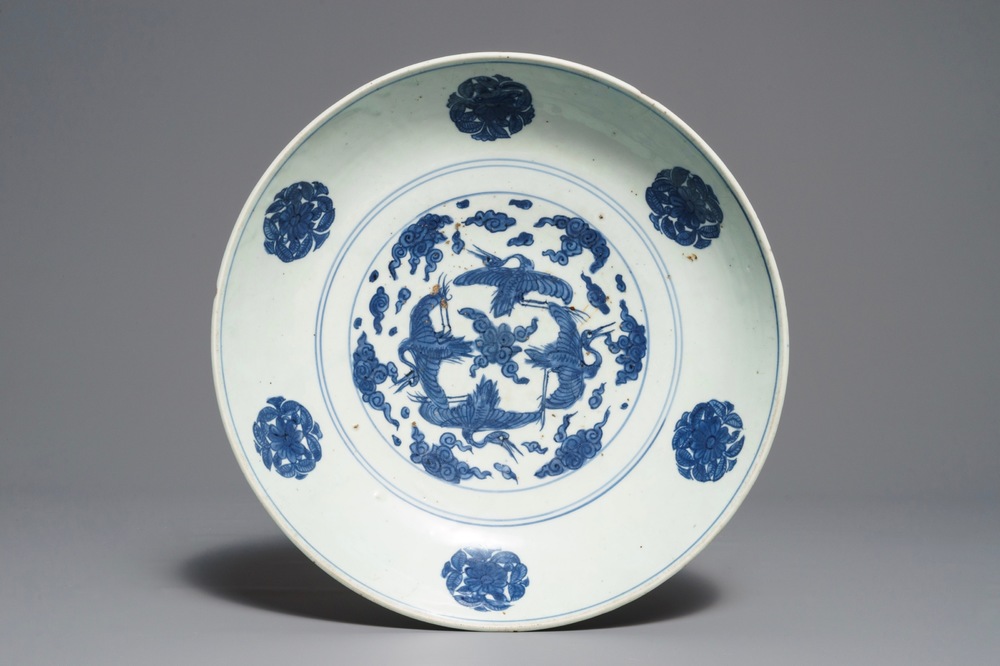 Een Chinese blauwwitte schotel met kraanvogels, Jiajing merk en periode