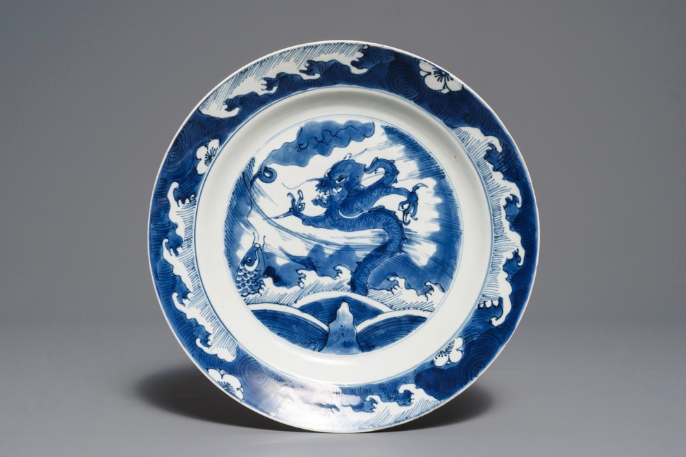 Een Chinese blauwwitte schotel met draak en karper, Kangxi