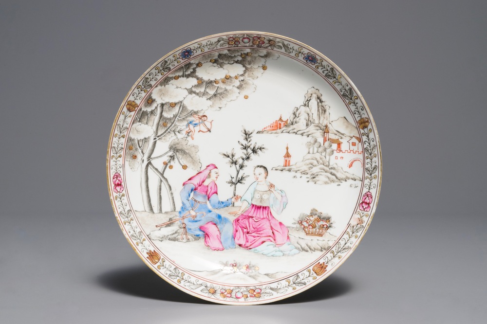 Een Chinees famille rose grisaille bord met mythologisch decor, Yongzheng