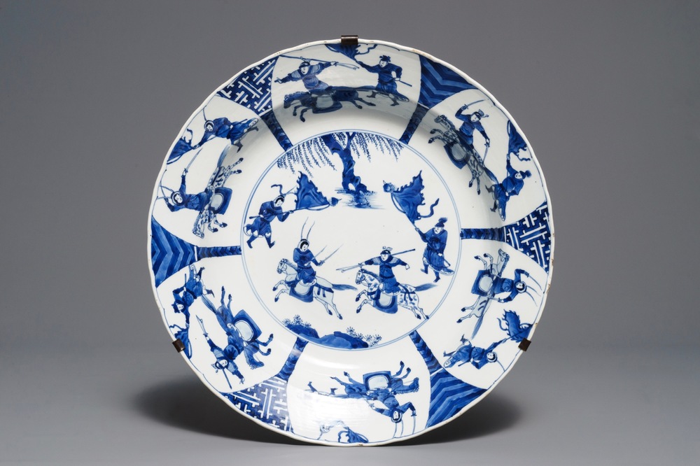 Un plat en porcelaine de Chine bleu et blanc &agrave; d&eacute;cor d'une bataille, marque de Chenghua, Kangxi