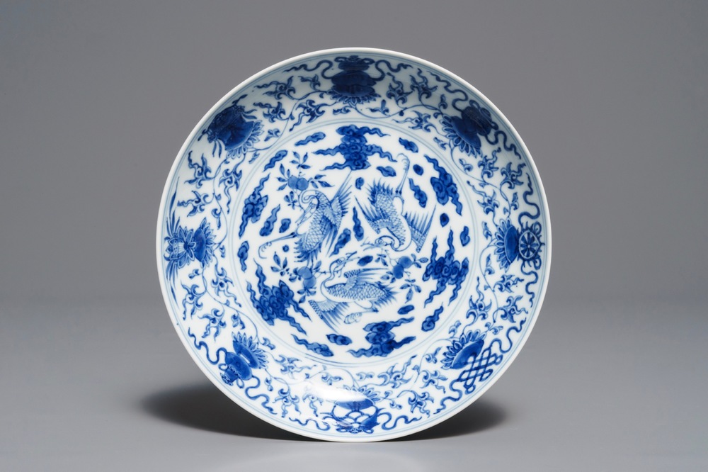 Une coupe en porcelaine de Chine bleu et blanc &agrave; d&eacute;cor de grues, marque et &eacute;poque de Yongzheng