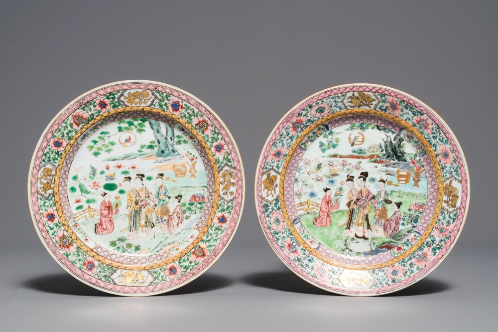 Deux assiettes en porcelaine de Chine famille rose &agrave; d&eacute;cor de figures dans un jardin, Yongzheng