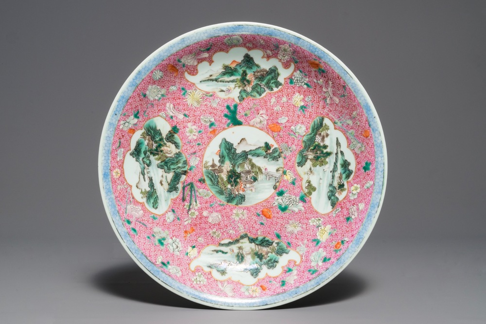 Un plat en porcelaine de Chine famille rose &agrave; d&eacute;cor de paysages, marque de Qianlong, Chine, R&eacute;publique, d&eacute;but du 20&egrave;me