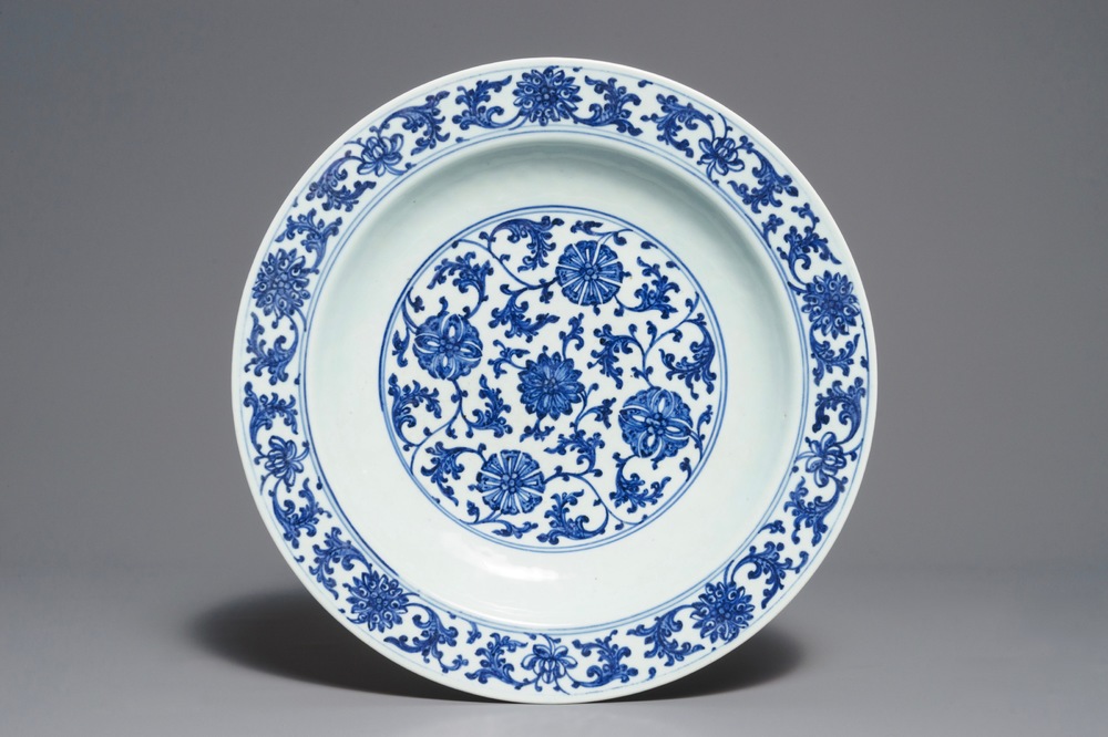 Un plat en porcelaine de Chine bleu et blanc &agrave; d&eacute;cor de style Ming, Qianlong