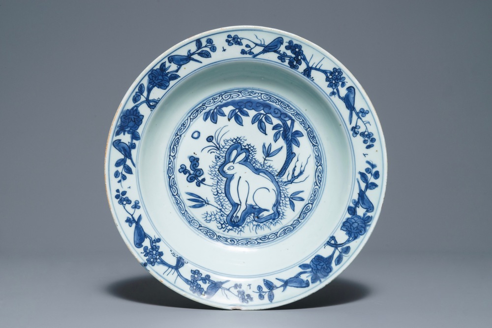 Un plat en porcelaine de Chine bleu et blanc &agrave; d&eacute;cor d'un li&egrave;vre, Jiajing