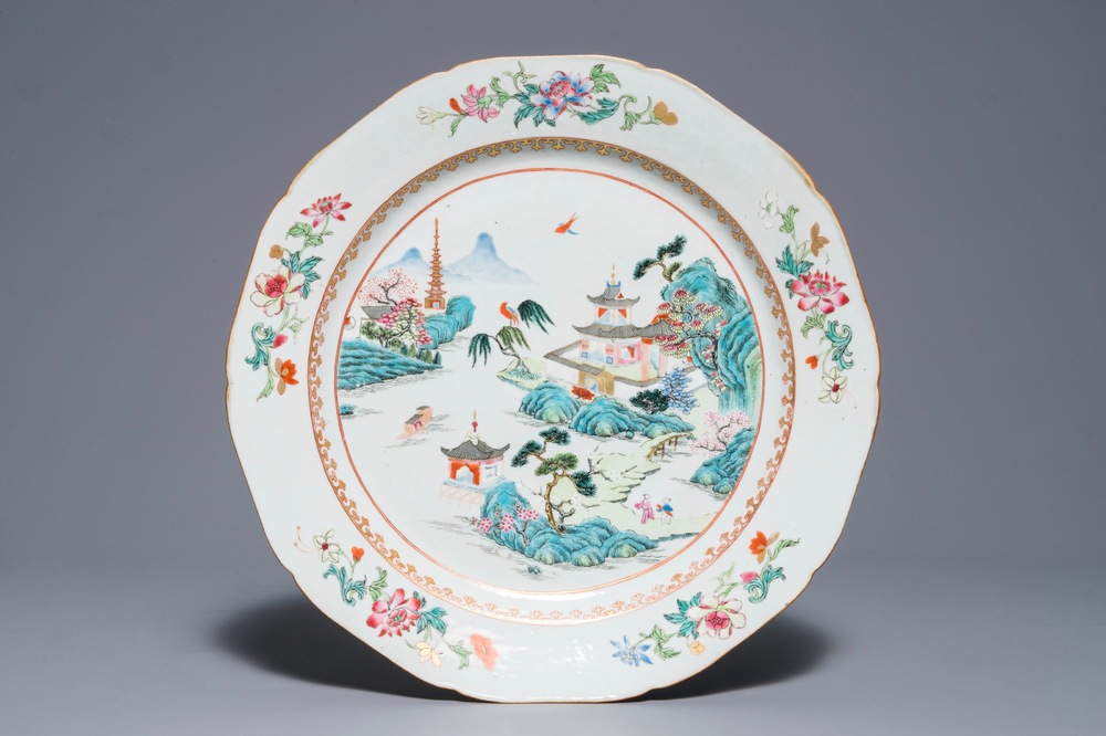 Un plat en porcelaine de Chine famille rose, Qianlong