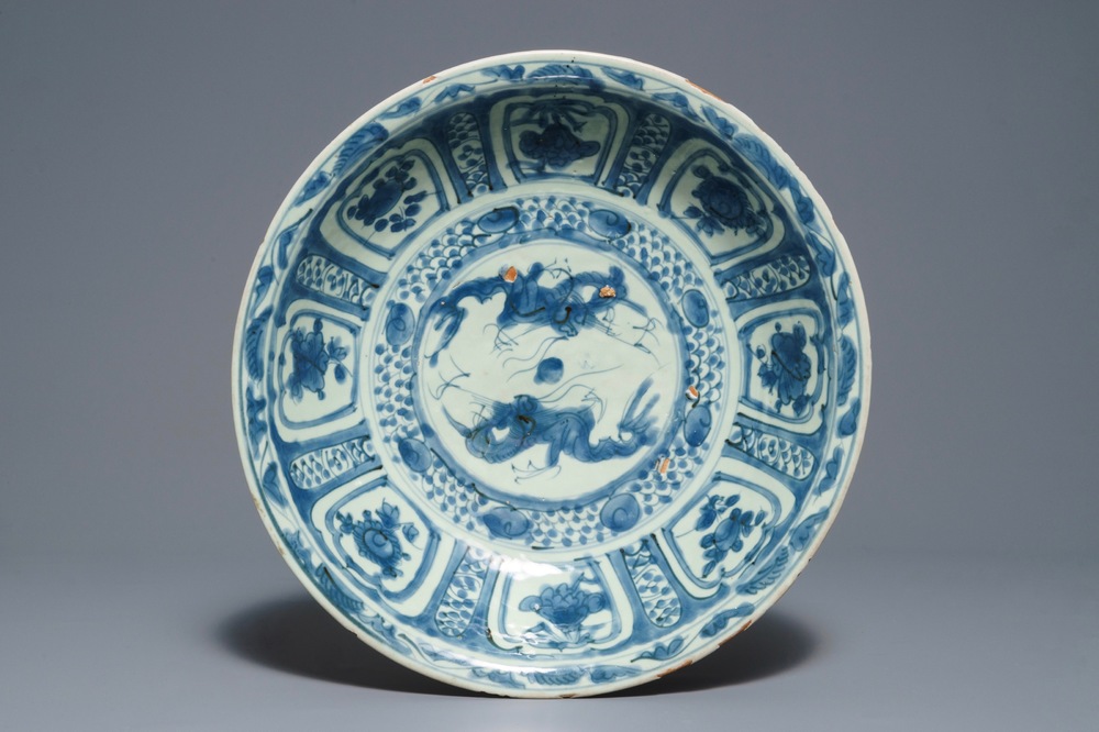 Un plat profond en porcelaine de Chine bleu et blanc pour le march&eacute; islamique, Ming