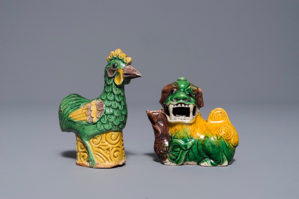 Deux compte-gouttes en porcelaine de Chine verte sur biscuit, Kangxi
